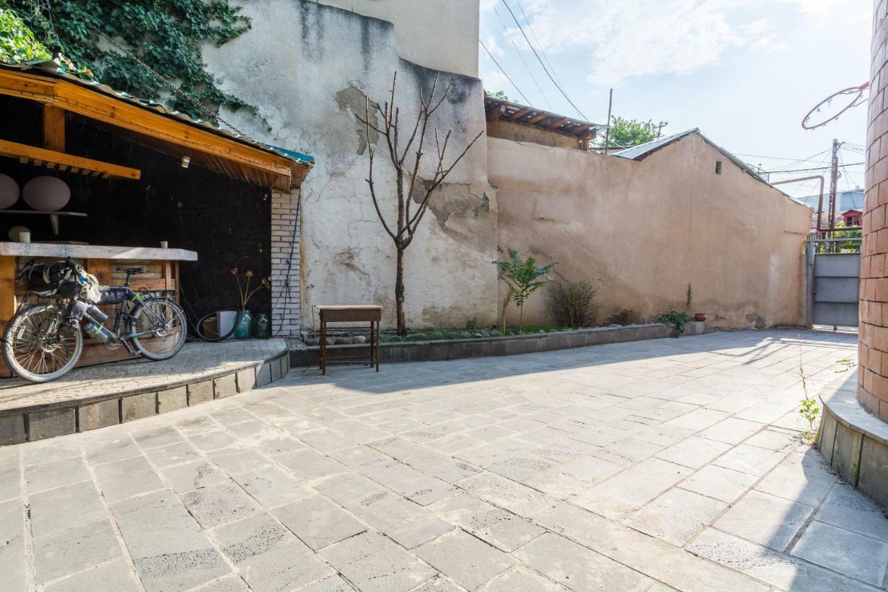 M42 Hostel Tbilisi Buitenkant foto